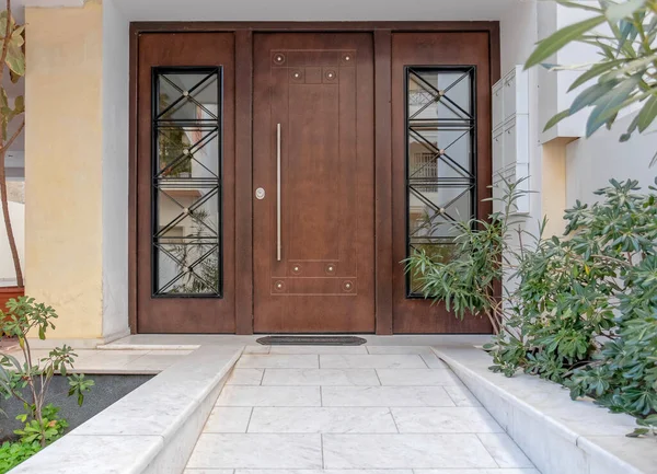 エレガントなアパートメント木製とガラスのドア アテネギリシャ — ストック写真