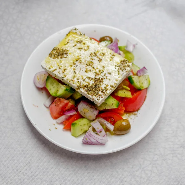 Yunan Salata Tabağında Orijinal Peynir Üst Manzara Yakın — Stok fotoğraf