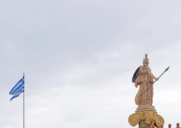 Atenea Estatua Diosa Griega Bandera Blanca Azul Bajo Cielo Nublado — Foto de Stock