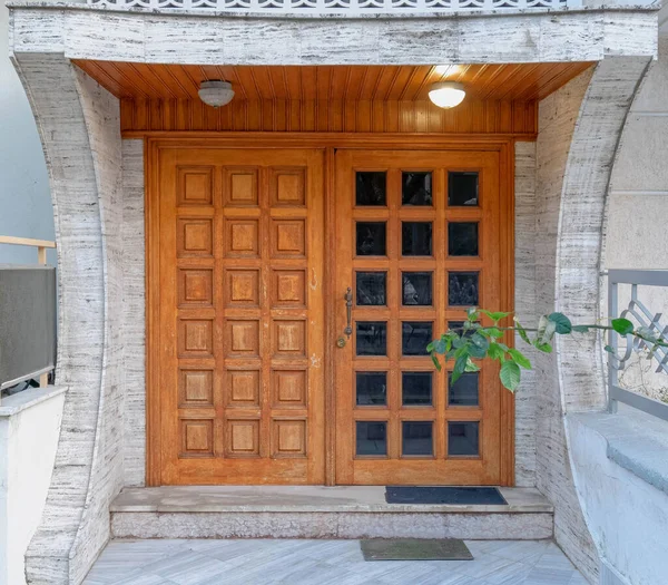 古典的なデザインの家の入り口天然木とガラスのドア — ストック写真