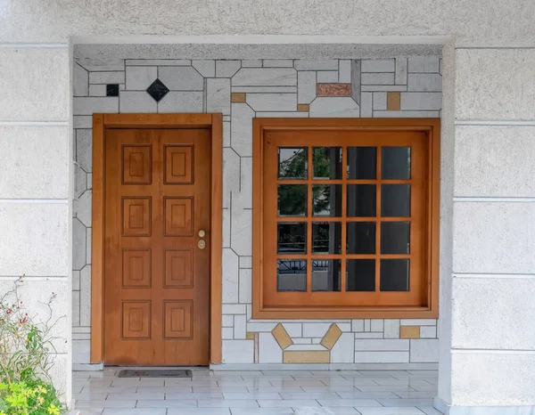 Classic Design Home Entrance Natural Wood Door Window Fotos De Bancos De Imagens