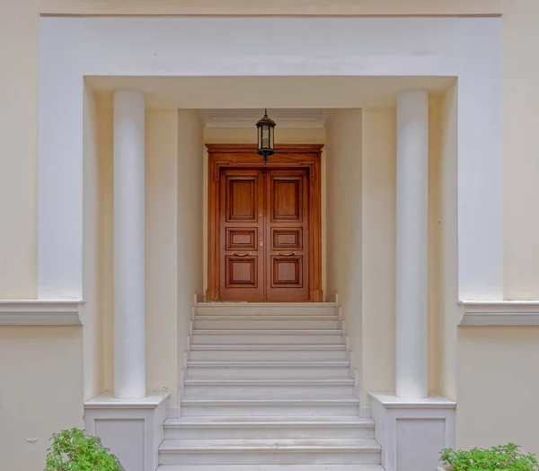 Elegant House Portico Stairs Natural Wooden Door — Stockfoto