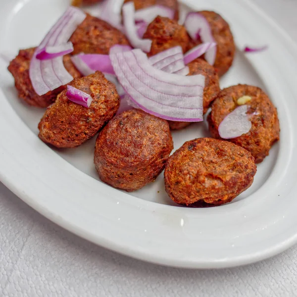 Polpette Fritte Keftedes Con Cipolla Piatto Tradizionale Greco Vicino — Foto Stock