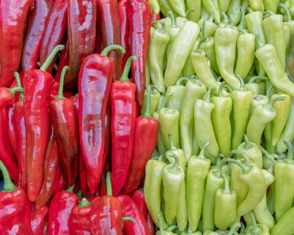 Half Green Half Red Natural Pattern Background Organic Horn Peppers — Foto Stock