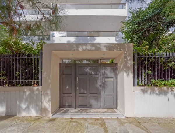 Fachada Del Edificio Apartamentos Entrada Principal Con Puertas Dobles Metálicas — Foto de Stock