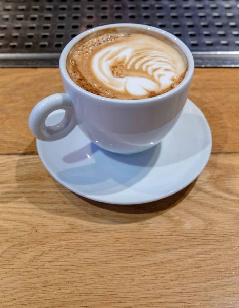Cappuccino Sztuka Kawa Biały Kubek Nowoczesnym Drewnie Metalowej Powierzchni Zbliżenie — Zdjęcie stockowe