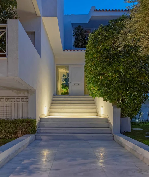 Weißer Marmorweg Und Treppe Zum Modernen Hauseingang Durch Den Garten — Stockfoto