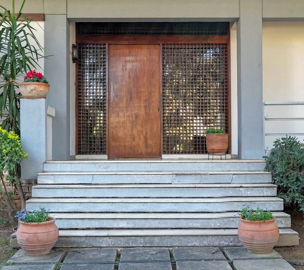 Pad Trap Naar Huis Entree Massief Houten Deur Potplanten — Stockfoto