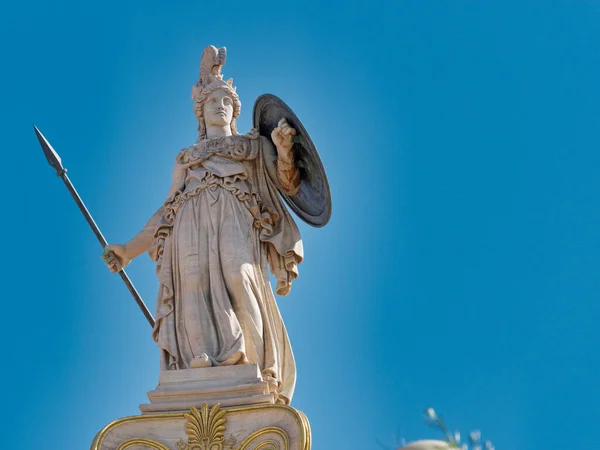 Atina Mavi Gökyüzünün Altında Antik Tanrıça Mermer Heykeli Atina Yunanistan — Stok fotoğraf