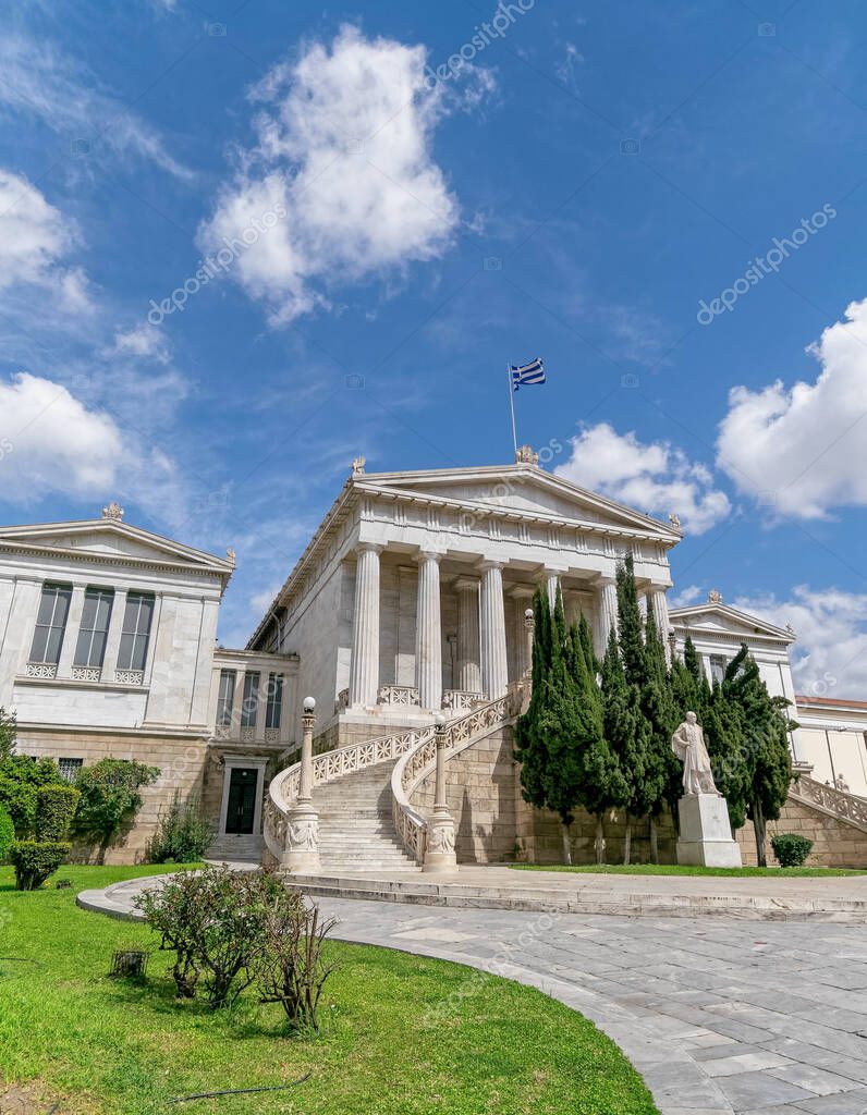 Atenas Grecia, el edificio clásico de la biblioteca natiomal bajo cielo