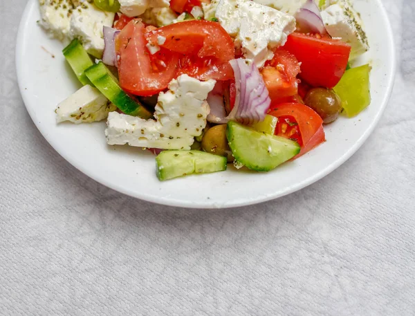 Orijinal Peynirli Yunan Salatası Tabağı Domates Soğan Salatalık Dilimleri Yakın — Stok fotoğraf