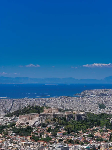 アテネギリシャ アクロポリスの丘の上にパルテノン神殿や他の古代寺院と都市の質感のパノラマビュー — ストック写真