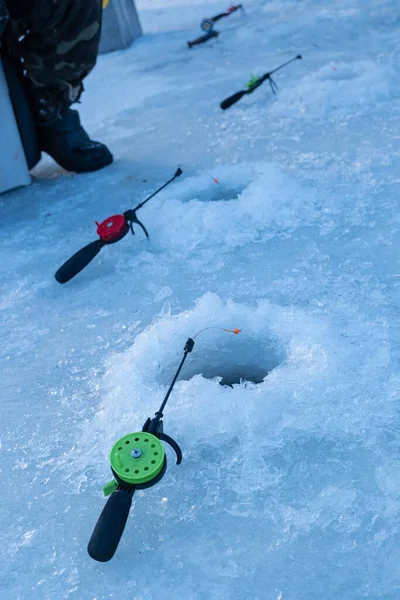 Conjunto Caña Pescar Hielo Listo Agujero Congelado Del Río Esperando — Foto de Stock