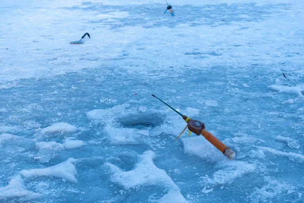 冰钓竿在冰冻的河孔里准备好了 等鱼咬 冬季时节流行户外活动 — 图库照片