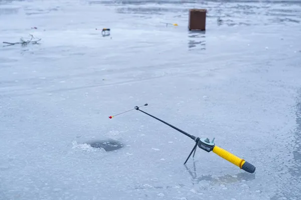 Ijsvishengel Klaar Voor Visbeet Een Gat Een Smalle Bevroren Rivier — Stockfoto