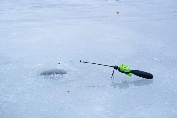 Caña Pescar Hielo Solitario Esperando Que Los Peces Muerdan Agujero — Foto de Stock