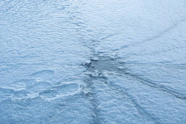 在空荡荡的河面上有长长的冰隙 上面有渔民的脚印 神秘的雾蒙蒙的背光 季节性户外远足的流行细节 — 图库照片
