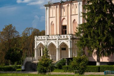 Cherniatyn, Ukrayna - 16.08.2021: güneşli bir öğleden sonra girişi olan güney cephesi, Neo-Gotik tarzında soylu Ignacy Witoslawski sarayı, turistik bir yer.
