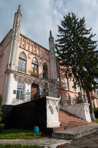 Chernyatyn Ucrânia 2021 Entrada Fachada Oeste Escadaria Com Esculturas Leão — Fotografia de Stock