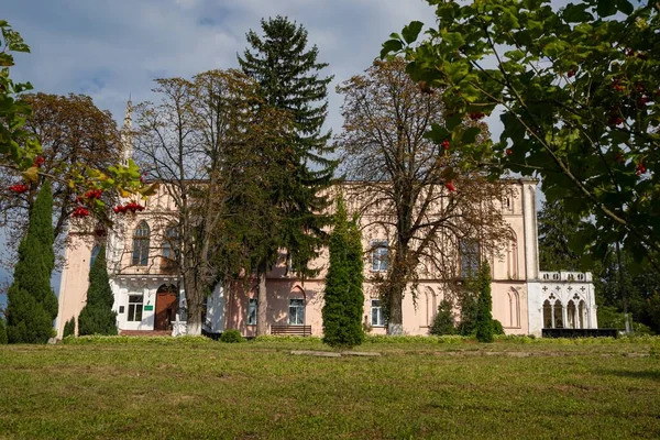 チェルニャティン ウクライナ 2021 高貴なイグナシー ウィトスワフスキー宮殿 公園の木を介して午後遅くのビューを磨くために西のファサードの入り口 観光ツアーのランドマーク — ストック写真