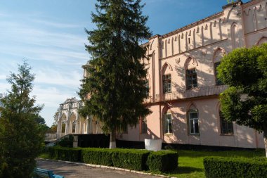 Cherniatyn, Ukrayna - 16.08.2021: Polonyalı soylu Ignacy Witoslawski sarayının güney cephesi romantik ve güneşli bir sonbahar akşamı arka ışığı, anavatan keşfi konsepti