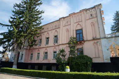 Cherniatyn, Ukrayna - 16.08.2021: Neo-Gotik tarzda soylu Ignacy Witoslawski sarayı mimarı Henryk Ittar tarafından cilalandı, batı cephesi gölgede, turistik turistik turne simgesi