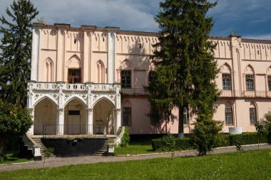 Cherniatyn, Ukrayna - 16.08.2021: Güney cephesinin ayrıntıları, giriş merdivenleri, Gotik Diriliş tarzında soylu Ignacy Witoslawski sarayı mimarı Henryk Ittar 'ın turne turnesi