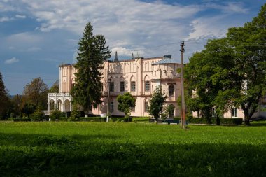 Cherniatyn, Ukrayna - 16.08.2021: rahat park ve çimenler, Gotik Diriliş 'teki soylu Ignacy Witoslawski sarayının güneydoğu cephesi, turne simgesi.