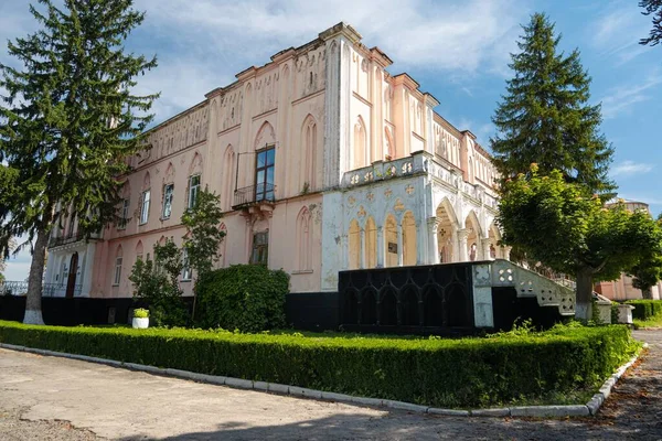 Cherniatyn, Ukrayna - 16.08.2021: Polonyalı soylu Ignacy Witoslawski 'nin Neo-Gotik tarzdaki sarayına girişlerin güney batı manzarası, mimar Henryk Ittar, turistik turistik turne simgesi.