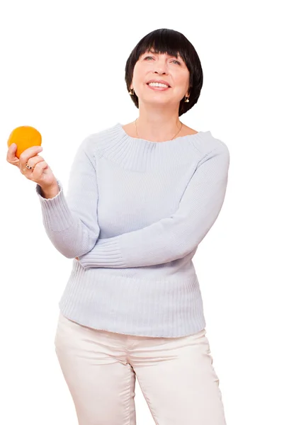 Χαμογελώντας ώριμη γυναίκα που κρατά πορτοκαλί Φωτογραφία Αρχείου