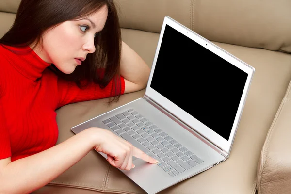 Hermosa mujer con pulgar en el teclado ultra libro . — Foto de Stock