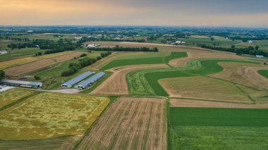 Renkli Tarlaların Yamalarıyla Çiftlik Kırsalının Güzel Hava Manzarası