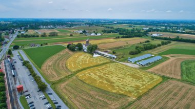 Renkli Tarlaların Yamalarıyla Çiftlik Kırsalının Güzel Hava Manzarası