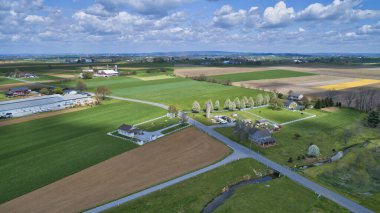 Renkli Tarlaların Yamalarıyla Çiftlik Kırsalının Güzel Hava Manzarası