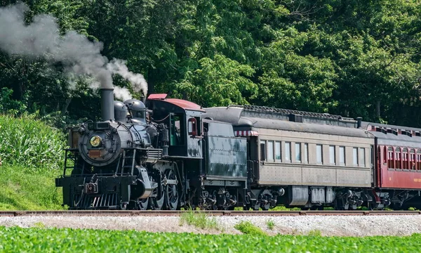 Pohled na starožitný obnovený parní osobní vlak foukající kouř — Stock fotografie