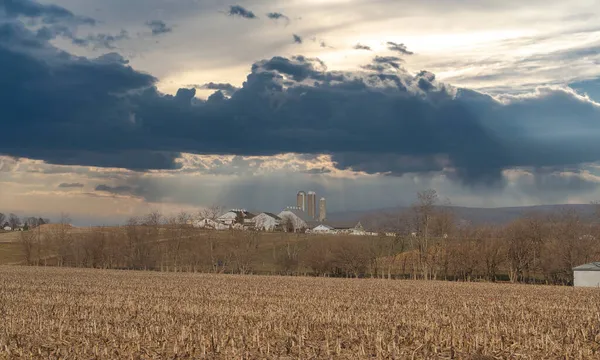 美しい空と太陽の光が差し込む農場の風景の眺め — ストック写真