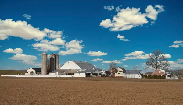 Vista de campo de granja con cielo azul y nubes blancas —  Fotos de Stock