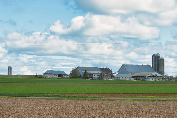 푸른 하늘 과 먹구름 이 있는 농장 전망 — 스톡 사진