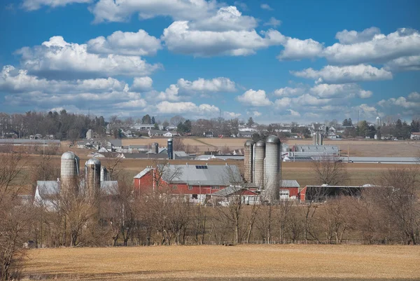 Άποψη της υπαίθρου αγρόκτημα με μπλε ουρανό και λευκά σύννεφα — Φωτογραφία Αρχείου