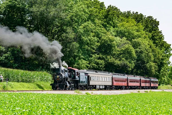 Nézet egy antik felújított Steam Utasszállító vonat Fújás füst — Stock Fotó