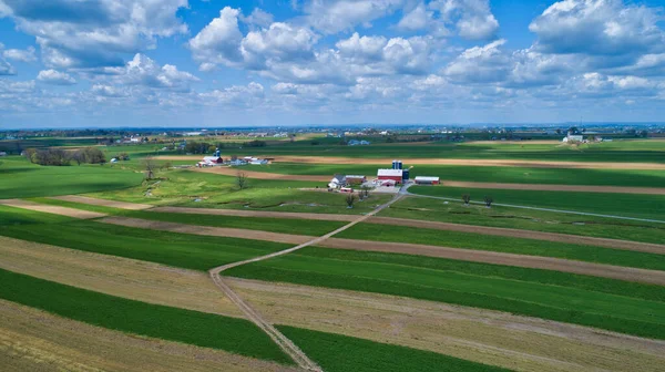 Uma bela vista aérea do campo agrícola com manchas de campos coloridos — Fotografia de Stock