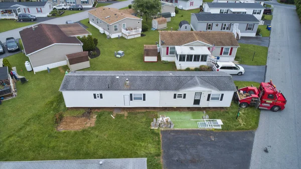 Vista aérea de uma casa fabricada, móvel e pré-fabricada sendo removida — Fotografia de Stock