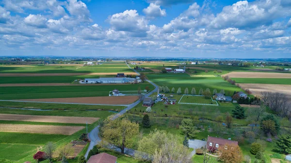 Uma bela vista aérea do campo agrícola com manchas de campos coloridos — Fotografia de Stock