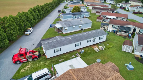 Vista aérea de uma casa fabricada, móvel e pré-fabricada sendo removida — Fotografia de Stock