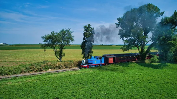 Sett fra luften av Thomas the Tank Engine som nærmer seg Thru Trees and Farmlands – stockfoto