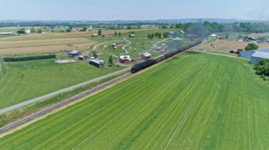 Ronks, Pennsylvania, Haziran 2021 - Yolcu Koçlarıyla Buharlı Buhar Motoru Dumanı İçen Buhar ve Buhar Arabalarının Güzel Bulutsuz Bir Bahar Günü 'nde Bir Maze Parkı ve Çiftlik Arazisi Bölgesine yaklaşışı