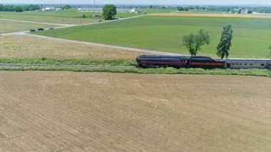 Ronks, Pennsylvania, Haziran 2021 - Güzel Bulutsuz Bir Bahar Günü 'nde Yolcu Koçlarıyla Pist Thru Ağaçları ve Çiftlik Bölgesi' nde Seyahat Eden Buharlı Motorun Buharlı Duman ve Buhar Buharlı Görünümü