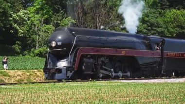 Ronks, Pennsylvania, Haziran 2021 - Yenilenmiş Buharlı Buhar Motoru Yavaş Çekimde Görülen Buharlı Duman ve Buharlı Seyahat Treni