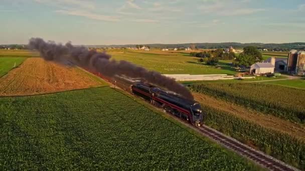 Een Luchtfoto Van Een Stoommachine Puffend Roken Stomen Met Passagiersbussen — Stockvideo