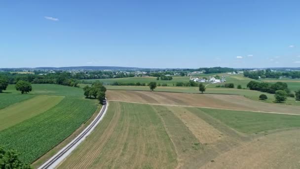 Letecký Pohled Krajinu Farmy Jednou Železniční Cestou Track Křivce Krásný — Stock video